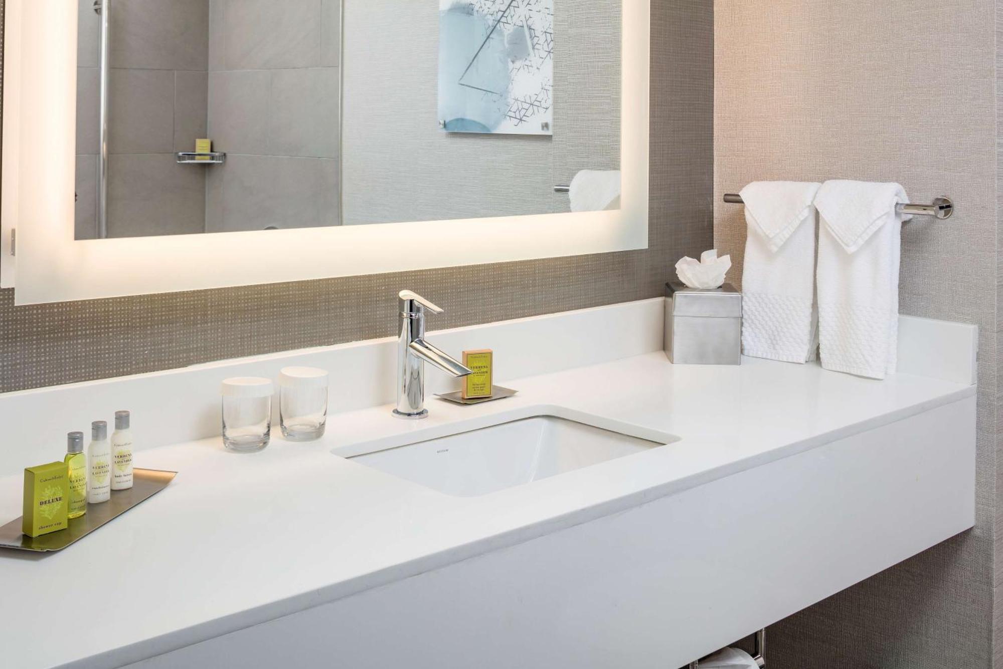 Doubletree By Hilton Boston Logan Airport Chelsea Otel Dış mekan fotoğraf