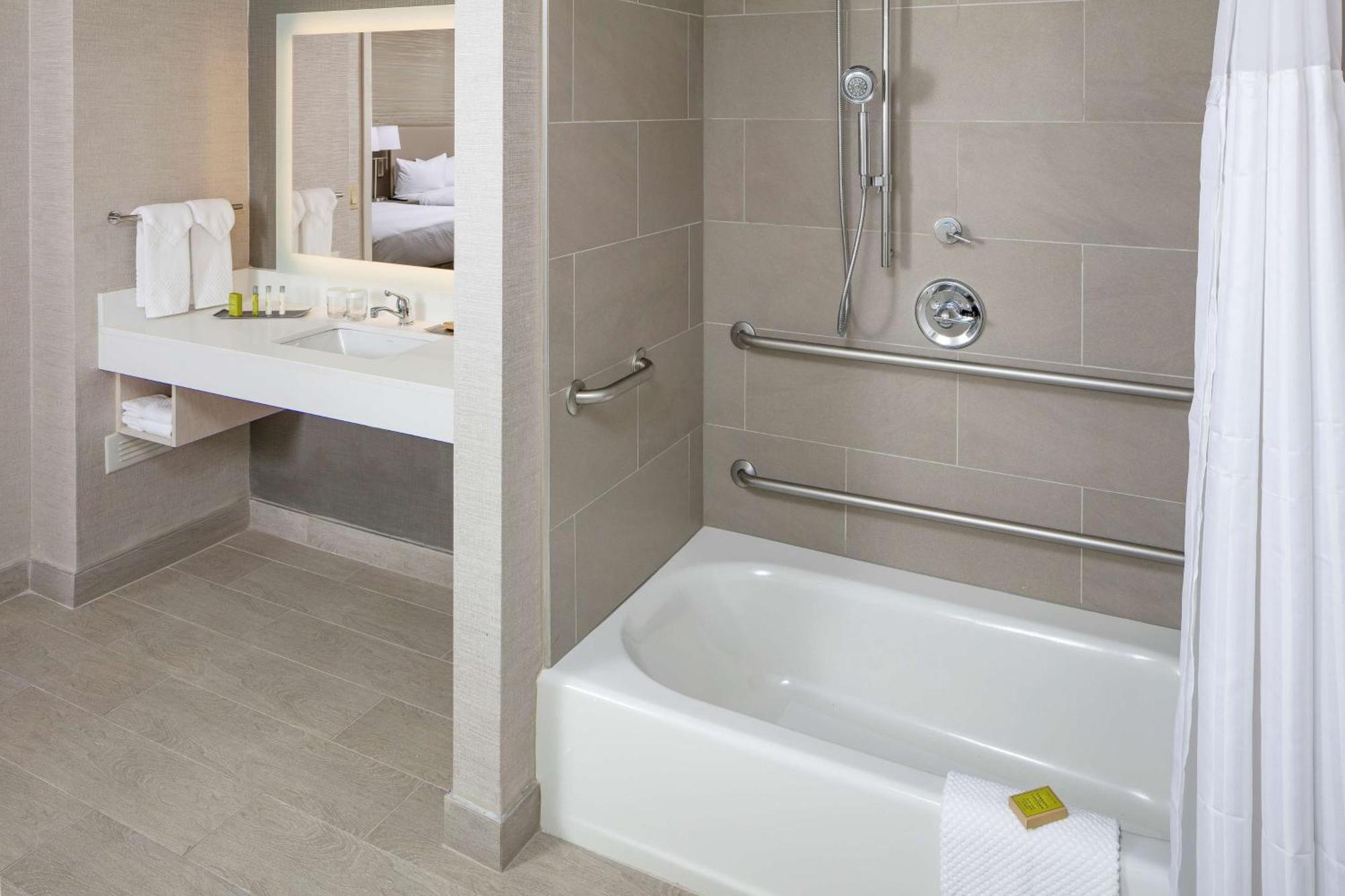 Doubletree By Hilton Boston Logan Airport Chelsea Otel Dış mekan fotoğraf